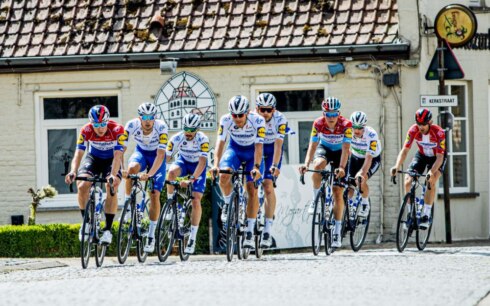 2020-06-17 00:00:00 - Deceuninck-Quick Step op stage in West-Vlaanderen