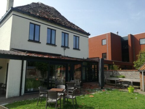 2018-05-28 00:00:00 - Dorpshuis in Zedelgem zwaar getroffen door bliksem