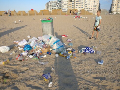 2018-07-02 00:00:00 - Stranden bezaaid met afval na zomerweekend