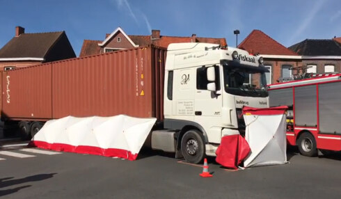 2019-04-05 00:00:00 - Fietser komt onder vrachtwagen terecht en sterft