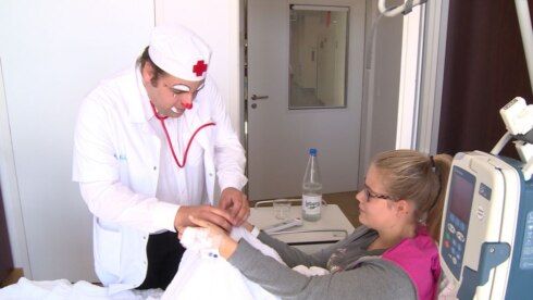 2016-09-28 00:00:00 - Dokter Aspirini leert zieke kinderen goocheltrucjes