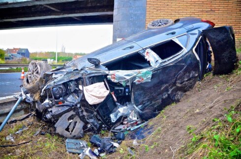 2019-11-22 00:00:00 - Auto tegen brugpijler: vier gewonden, twee kritiek