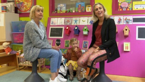 2020-09-25 00:00:00 - Oma en mama geven les in dezelfde klas aan hun kleuter van 3