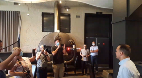 2021-06-10 00:00:00 - Bizar: Drone vliegt taartje tot op je feesttafel