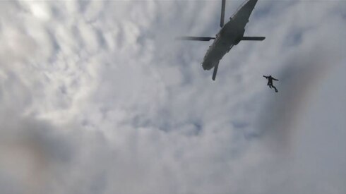 2020-01-24 00:00:00 - Spectaculair: duiker NH90 gedropt op zeekajak