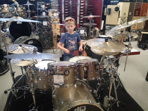 2018-06-29 00:00:00 - 8-jarige uit Roeselare mag drummen op Rock Werchter