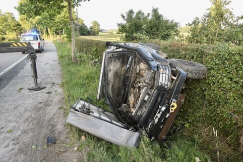2023-07-08 00:00:00 - Land Rover knalt op een boom in Ieper