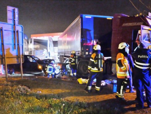 2016-12-08 00:00:00 - Auto rijdt in op vrachtwagen