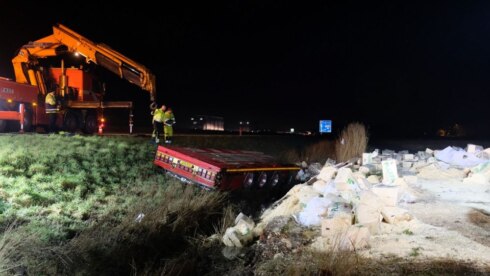 2021-03-03 00:00:00 - VIDEO: oplegger met balen houtvezel komt los op E40