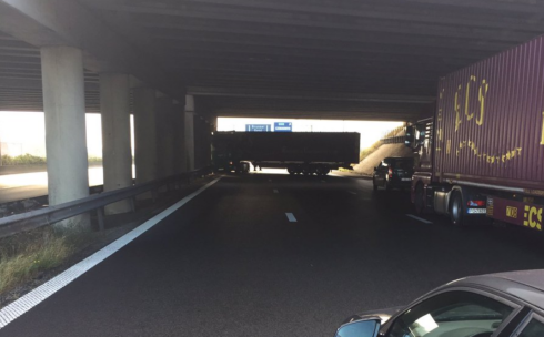 2016-09-20 00:00:00 - Oprit E40 Brugge versperd door vrachtwagen