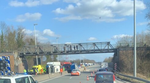 2021-03-25 00:00:00 - Vrachtwagen gekanteld op E40, verkeershinder is groot