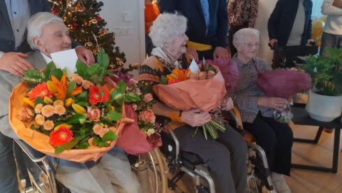 2022-12-20 00:00:00 - Drie 100-plussers jarig in wzc in Rumbeke