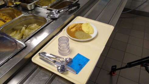 2023-05-10 00:00:00 - Kleinere porties en veel saus moeten bewoners woonzorgcentra meer laten eten