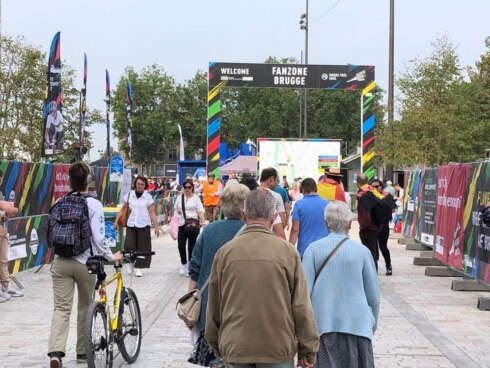 2021-09-19 00:00:00 - Gezelligheid troef in fanzone op 't Zand