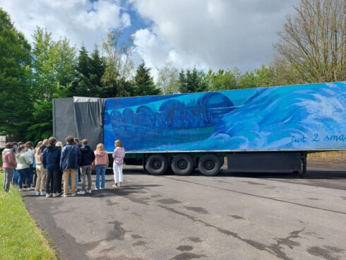 2021-05-10 00:00:00 - Creatief: toneel in een vrachtwagen