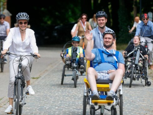 2022-07-13 00:00:00 - Koningin fietst met slechtzienden door West-Vlaanderen