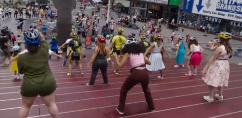 2021-09-01 00:00:00 - Flashmob in New York voor WK Wielrennen