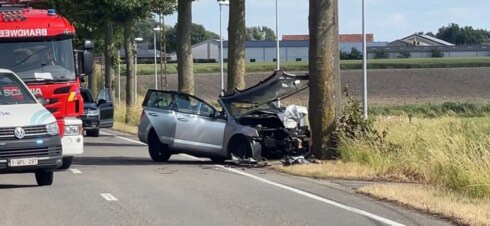 2023-06-21 00:00:00 - Politiewagen botst tegen boom in Proven, agent zwaargewond