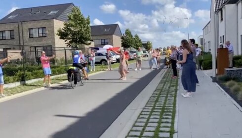 2023-08-12 00:00:00 - Straf! Chantal uit Varsenare fietste hele Franse landsgrens af