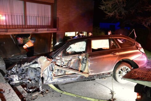 2021-05-09 00:00:00 - Wagen ramt garagepoort van bejaarde vrouw in Tielt
