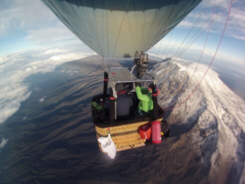 2021-12-07 00:00:00 - Zwevegemnaar met luchtballon over Kilimanjaro