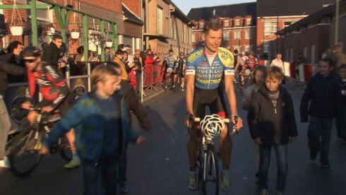 2016-10-23 00:00:00 - Gorik Gardeyn hangt fiets aan de haak