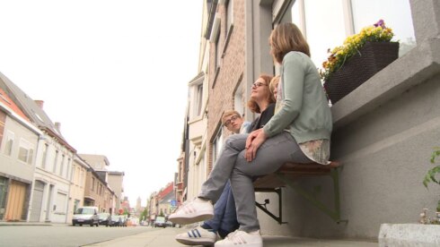 2018-05-16 00:00:00 - Gezellige gevelbankjes duiken op in Roeselare