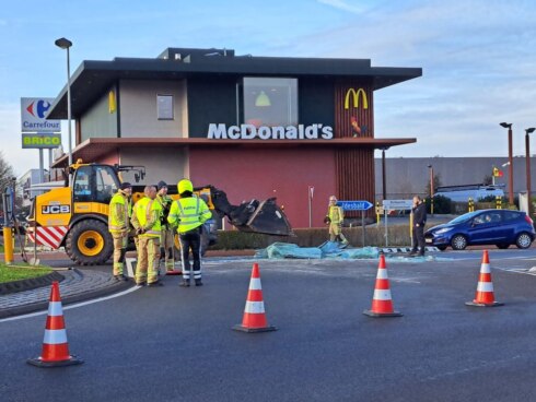 2023-01-31 00:00:00 - Vrachtwagen verliest lading glas aan drukke rotonde in Koksijde, veel verkeershinder