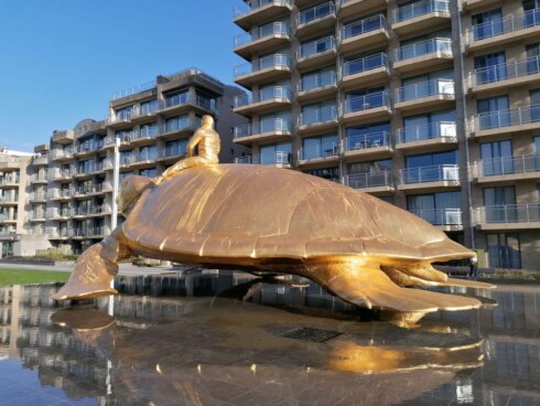 2022-09-11 00:00:00 - Schildpad Jan Fabre in Nieuwpoort onder strenge camerabewaking