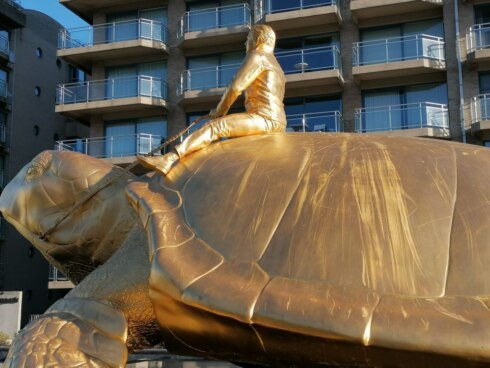2020-11-05 00:00:00 - Nieuwpoort gaat streng optreden tegen vandalen kunstwerk Jan Fabre