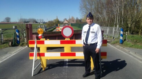 2020-03-23 00:00:00 - Grensovergangen geblokkeerd met containers en aarde...