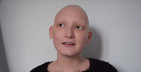 2016-12-08 00:00:00 - Tiener kondigt via Youtube aan dat ze genezen is van kanker