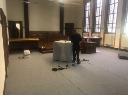2017-11-10 00:00:00 - Performance Het Vlot: artiest bevrijdt zichzelf uit marmeren blok
