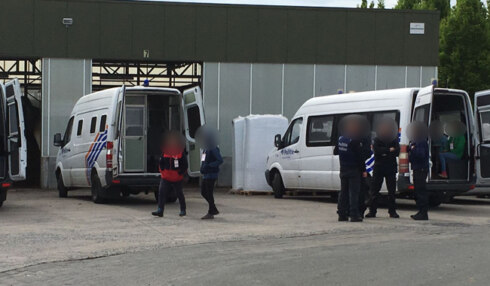 2018-04-27 00:00:00 - Politie valt binnen in plantenkwekerij in Hulste