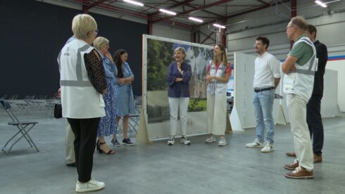 2022-09-12 00:00:00 - Minister steekt vrijwilligers vaccinatiecentrum hart onder de riem