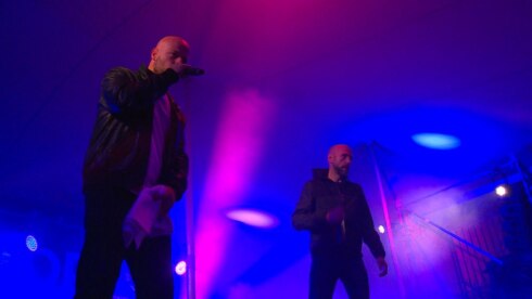 2018-08-27 00:00:00 -  Brihang en ’t Hof Van Commerce zetten tent op stelten