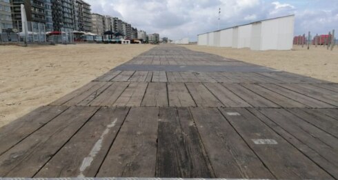 2023-01-03 00:00:00 - "Betonnen wandelpad tegen april op strand De Panne"