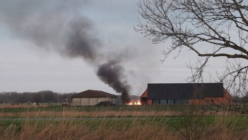 2020-03-16 00:00:00 - Houtstapel vliegt in brand in Oostduinkerke