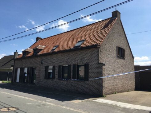 2018-05-11 00:00:00 - Huis met 16 bouwvakkers onbewoonbaar verklaard