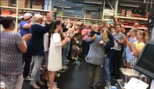 2018-06-25 00:00:00 - Origineel huwelijksaanzoek in Colruyt in Middelkerke