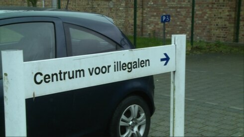 2018-09-19 00:00:00 - Francken doktert nieuw systeem uit voor transmigranten
