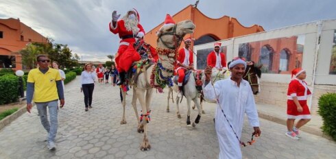 2022-01-04 00:00:00 - Oostkampse Kerstman op kameel in Egypte: "kinderen waren zo blij"