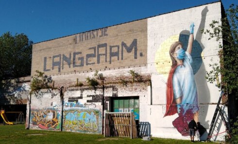 2020-05-16 00:00:00 - Graffitikunst in Kortrijk eert helden van de zorg
