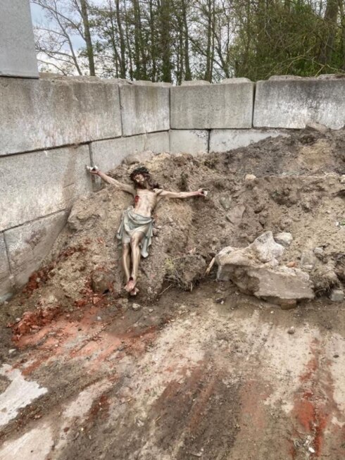 2023-04-24 00:00:00 - Eeuwenoud beeld Jezus tussen steenpuin bij verbouwingen kerk: "Zaak onderzoeken"