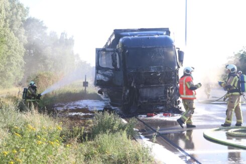 2020-07-21 00:00:00 - Vrachtwagen met stro brandt uit op E17