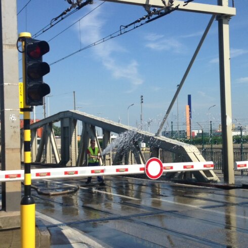 2016-07-18 00:00:00 - Visartbrug geraakt niet meer dicht door warmte