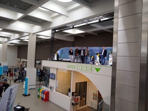 2019-04-06 00:00:00 - Pinguïnfamilie verfraait inkomhal luchthaven