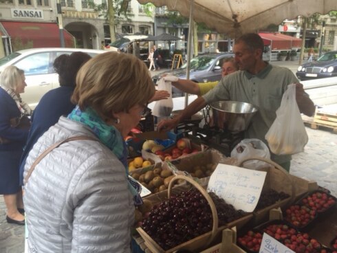 2016-07-04 00:00:00 - Kortrijkse marktkramers in de bloemetjes