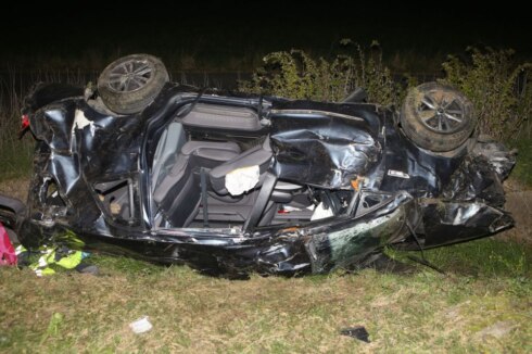 2020-04-04 00:00:00 - Wagen gaat van snelweg af, bestuurder gekneld