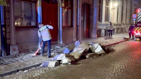 2023-02-12 00:00:00 - Gevel van duizenden kilo's valt naar beneden, geen omstaanders in de buurt